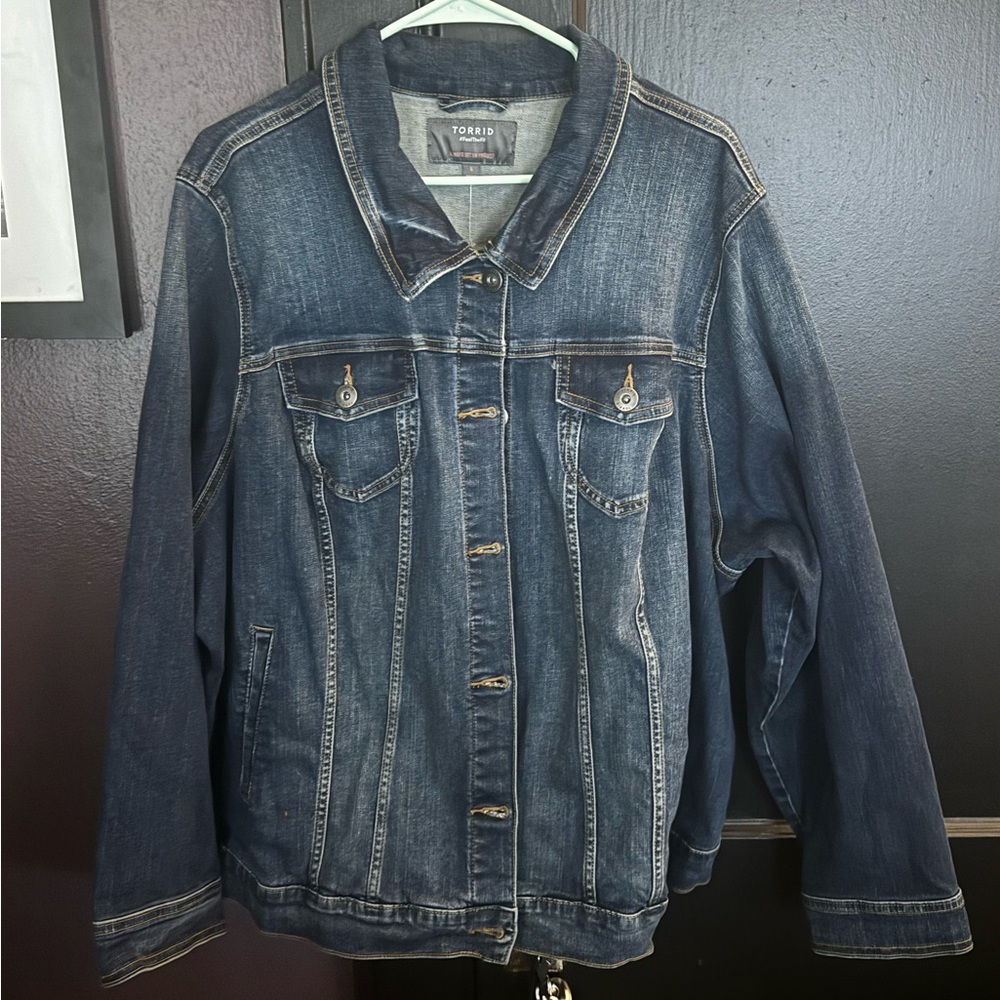 NWT Torrid Denim Trucker Jacket - Medium Wash - Picture 3 of 9